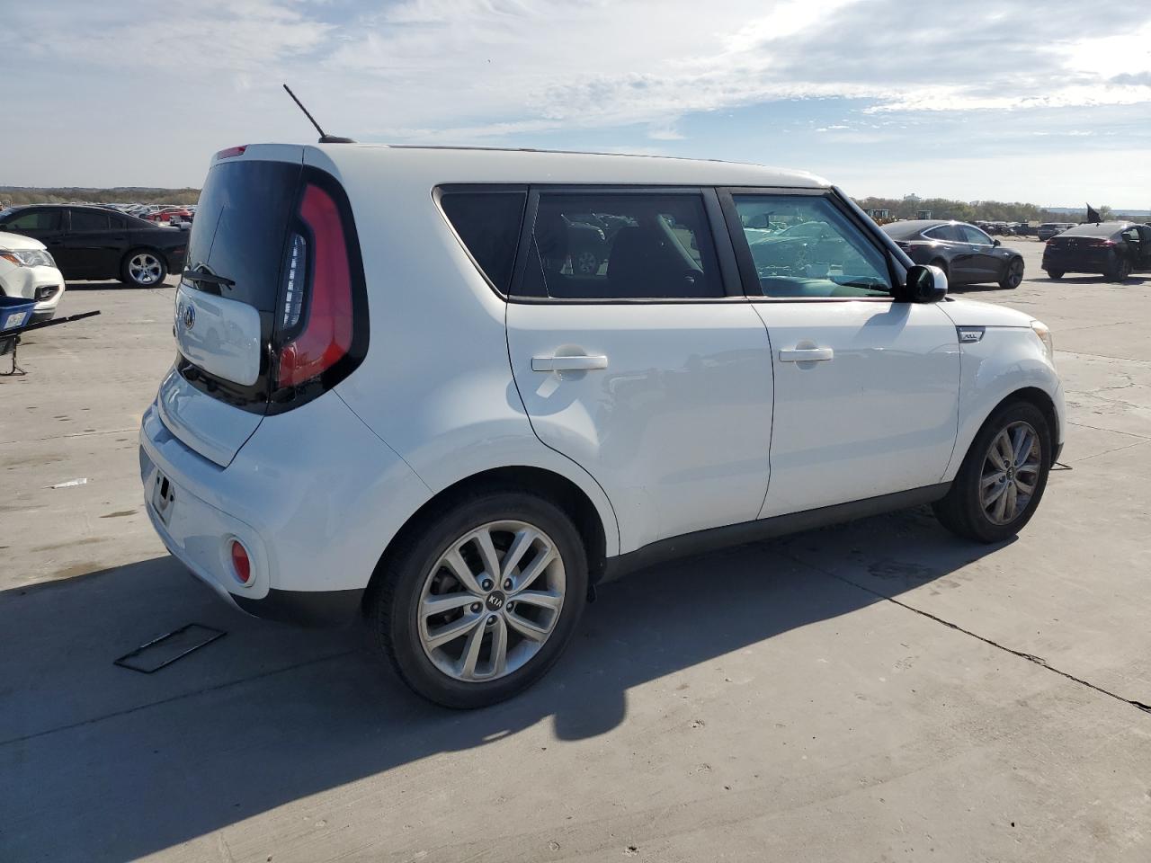 VIN KNDJP3A58J7605890 2018 KIA SOUL no.3