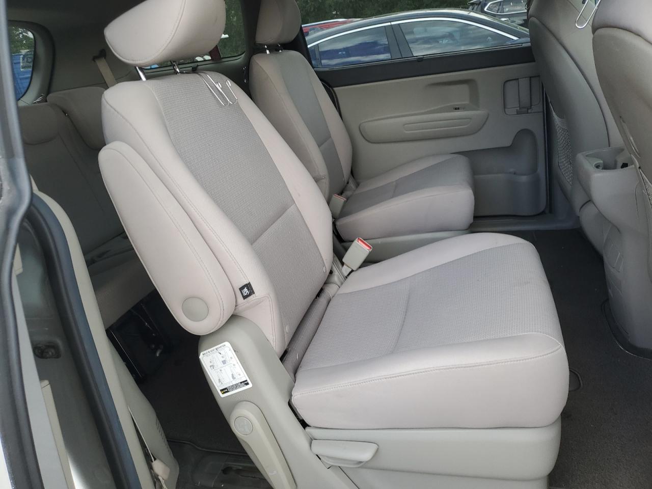 2016 Kia Sedona - Image 11