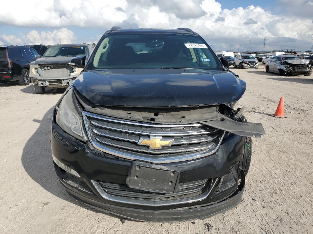 VIN 1GNKRGKD6HJ262027 2017 CHEVROLET TRAVERSE no.5