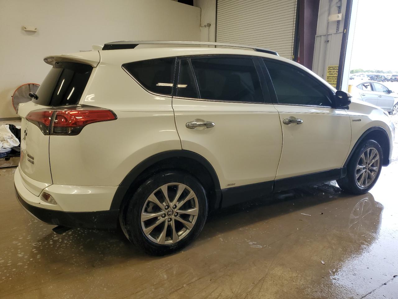 VIN JTMDJREV4JD202521 2018 TOYOTA RAV4 no.3