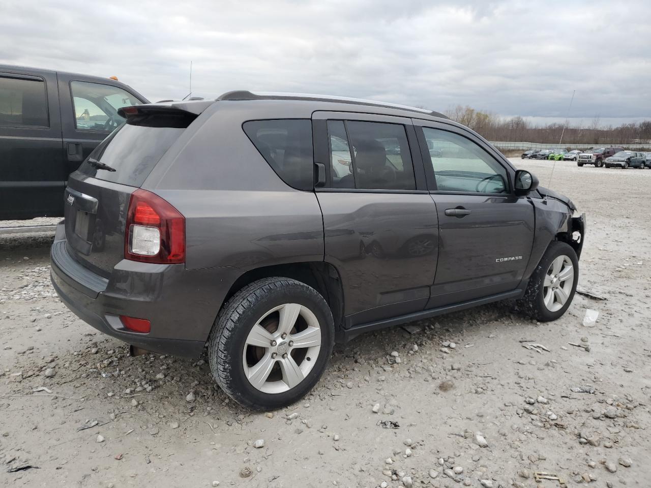 VIN 1C4NJCBA2GD742753 2016 JEEP COMPASS no.3