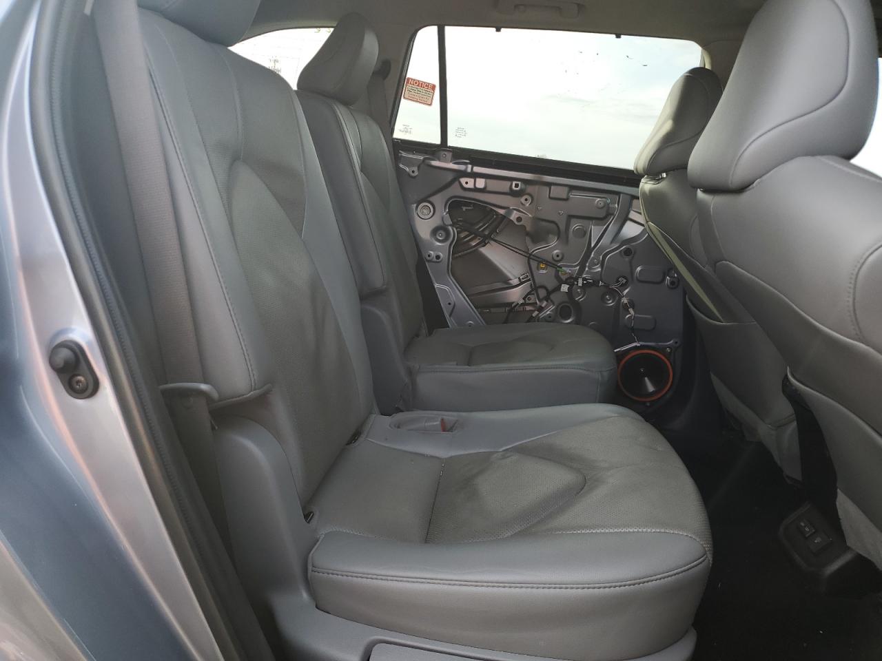 2022 Toyota Highlander - Image 11