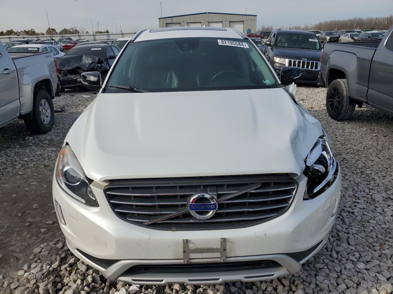 2017 Volvo XC60 - Image 5