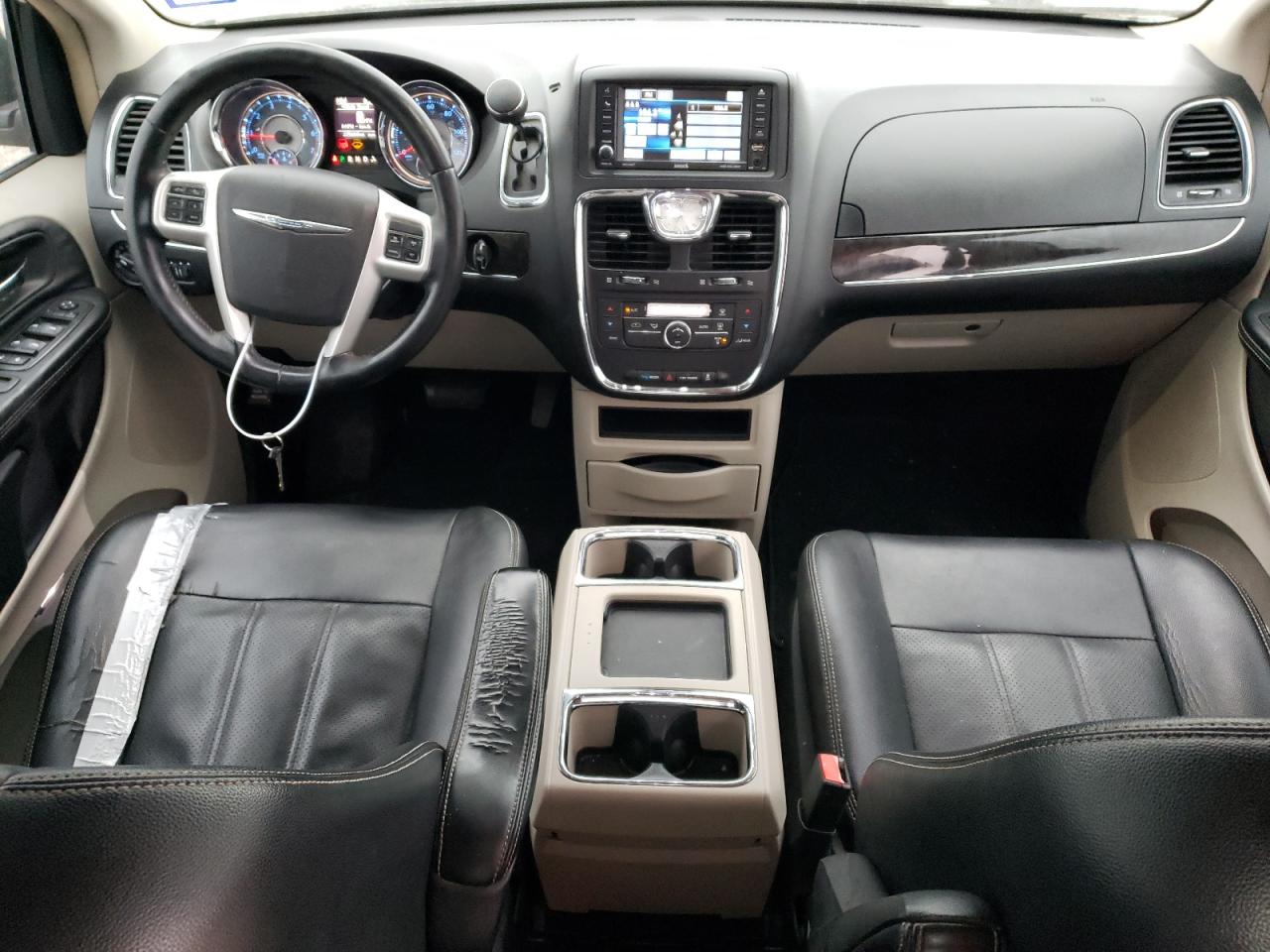 2015 Chrysler Town & Country - Image 8