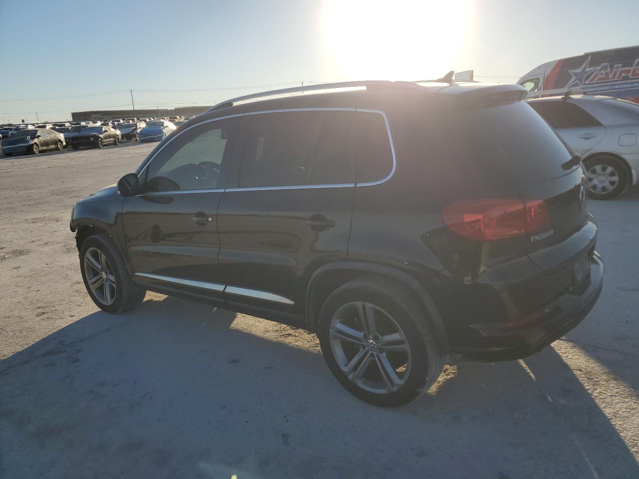 VIN WVGTV7AX1HW511305 2017 VOLKSWAGEN TIGUAN no.2