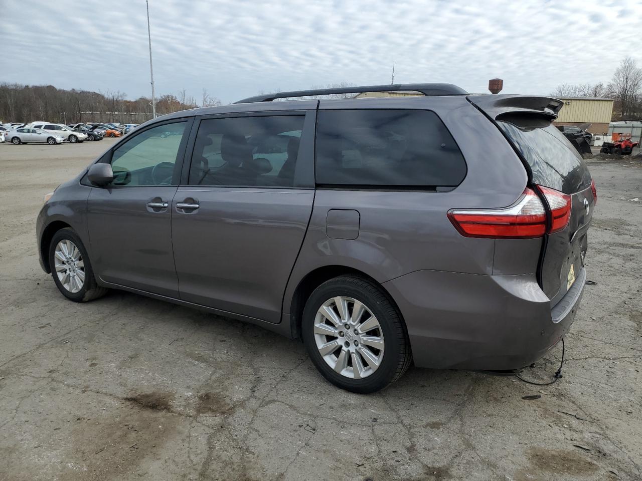 2015 Toyota Sienna - Image 2
