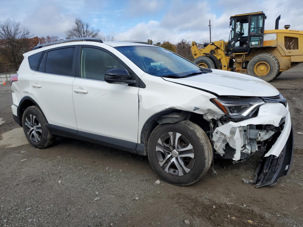 VIN JTMBFREV5HJ134668 2017 TOYOTA RAV4 no.4