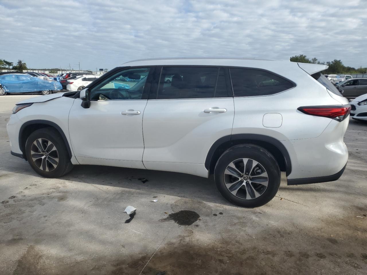 2022 Toyota Highlander - Image 2