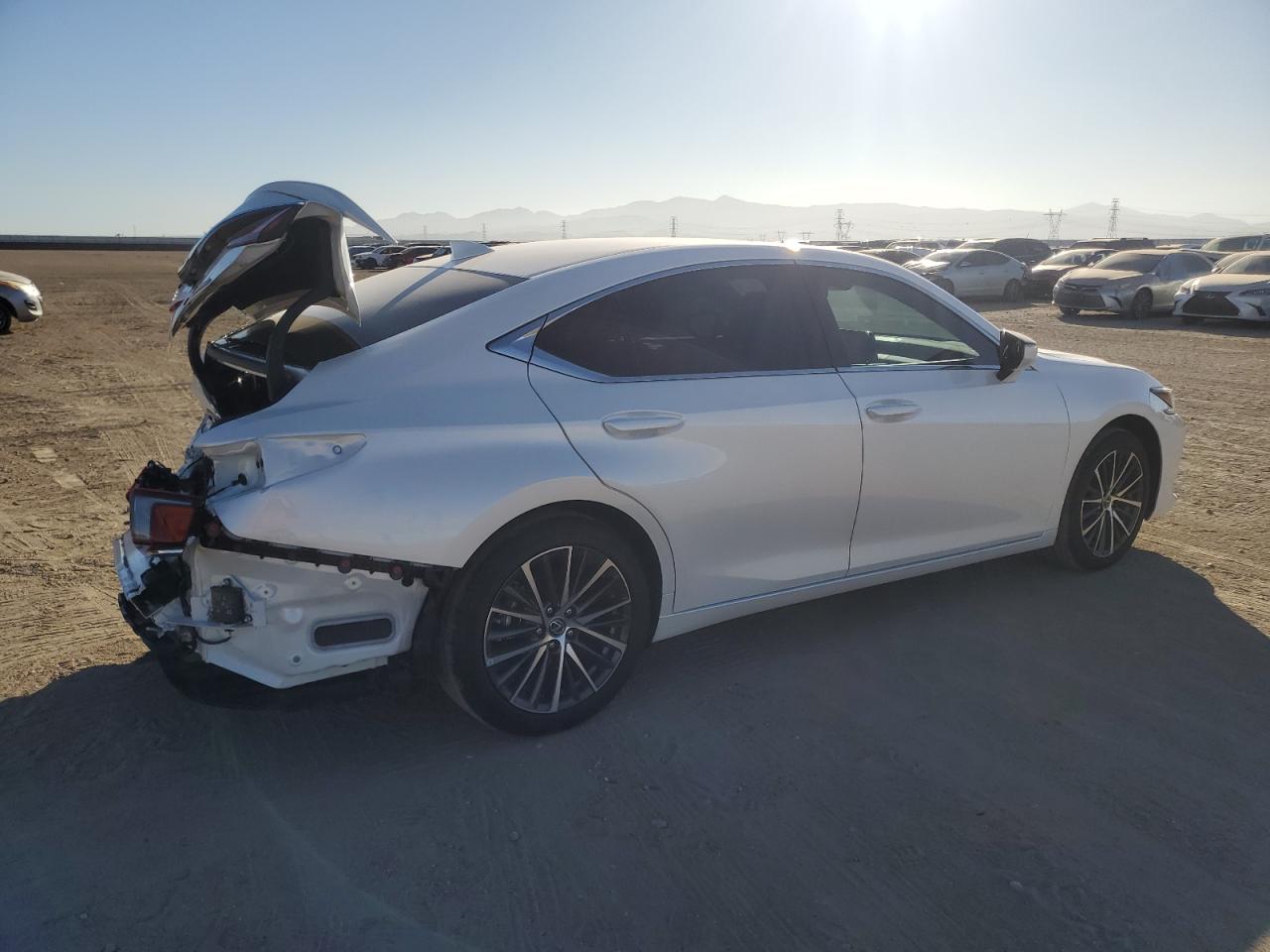 2024 Lexus ES - Image 3