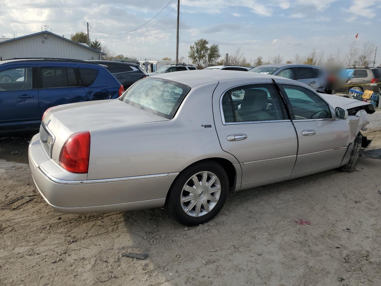 2011 Lincoln Town Car - Image 3