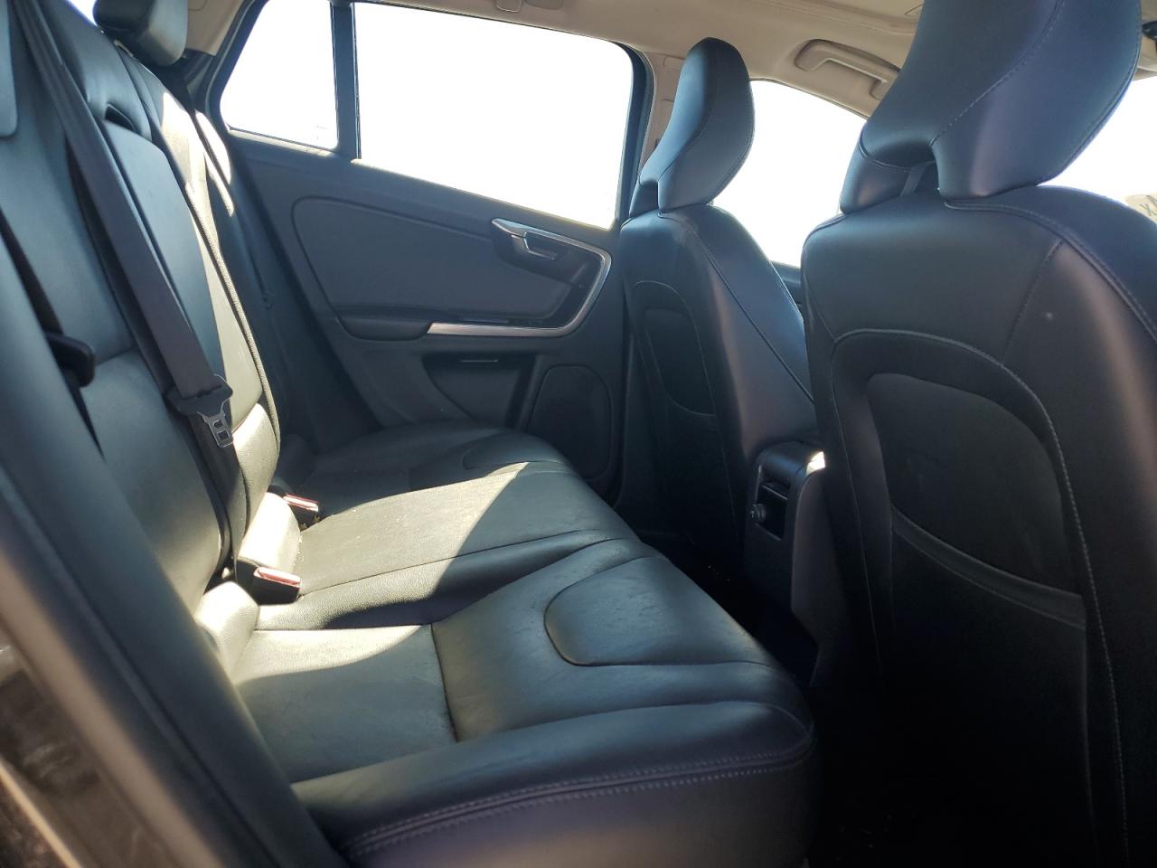 2017 Volvo V60 - Image 10