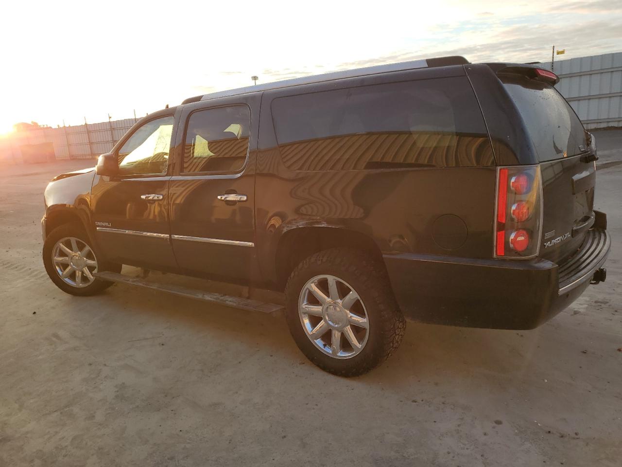 2011 GMC Yukon - Image 2