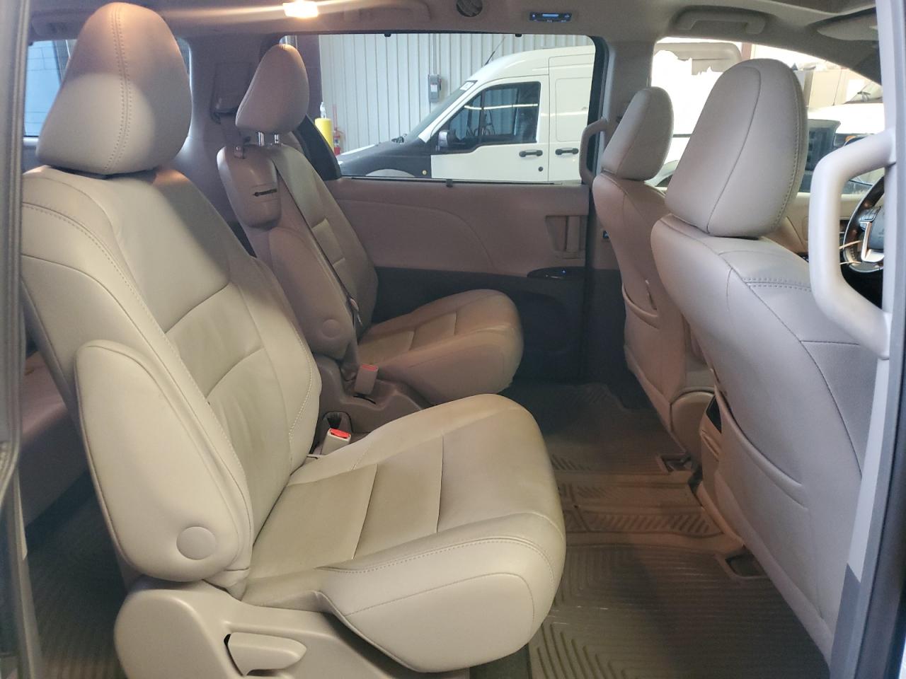 2015 Toyota Sienna - Image 11