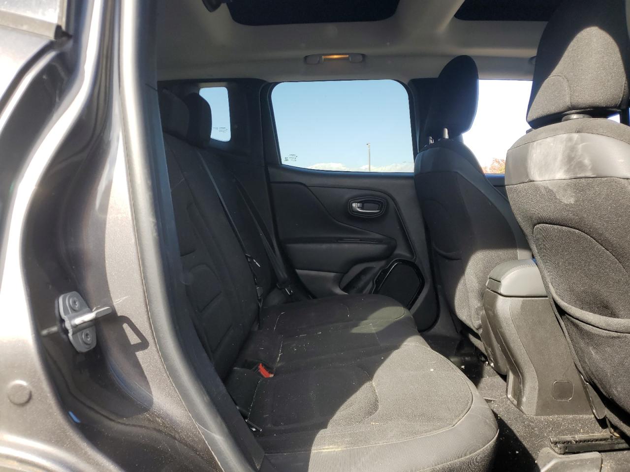2017 Jeep Renegade - Image 11