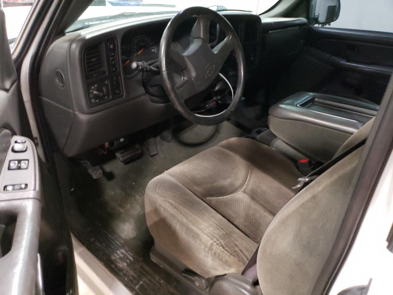 2004 Chevrolet Silverado - Image 8
