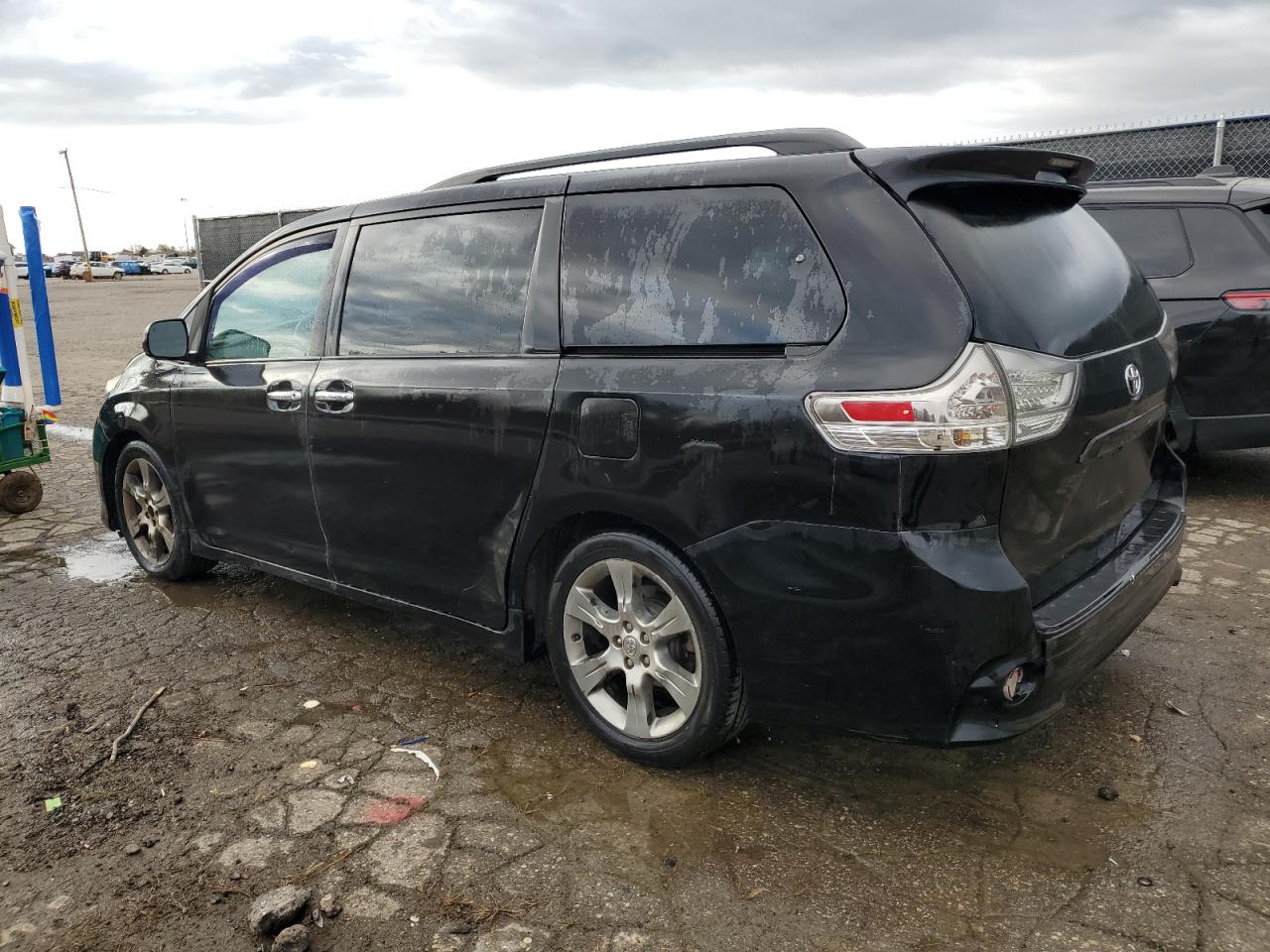 VIN 5TDXK3DC1DS376661 2013 TOYOTA SIENNA no.2