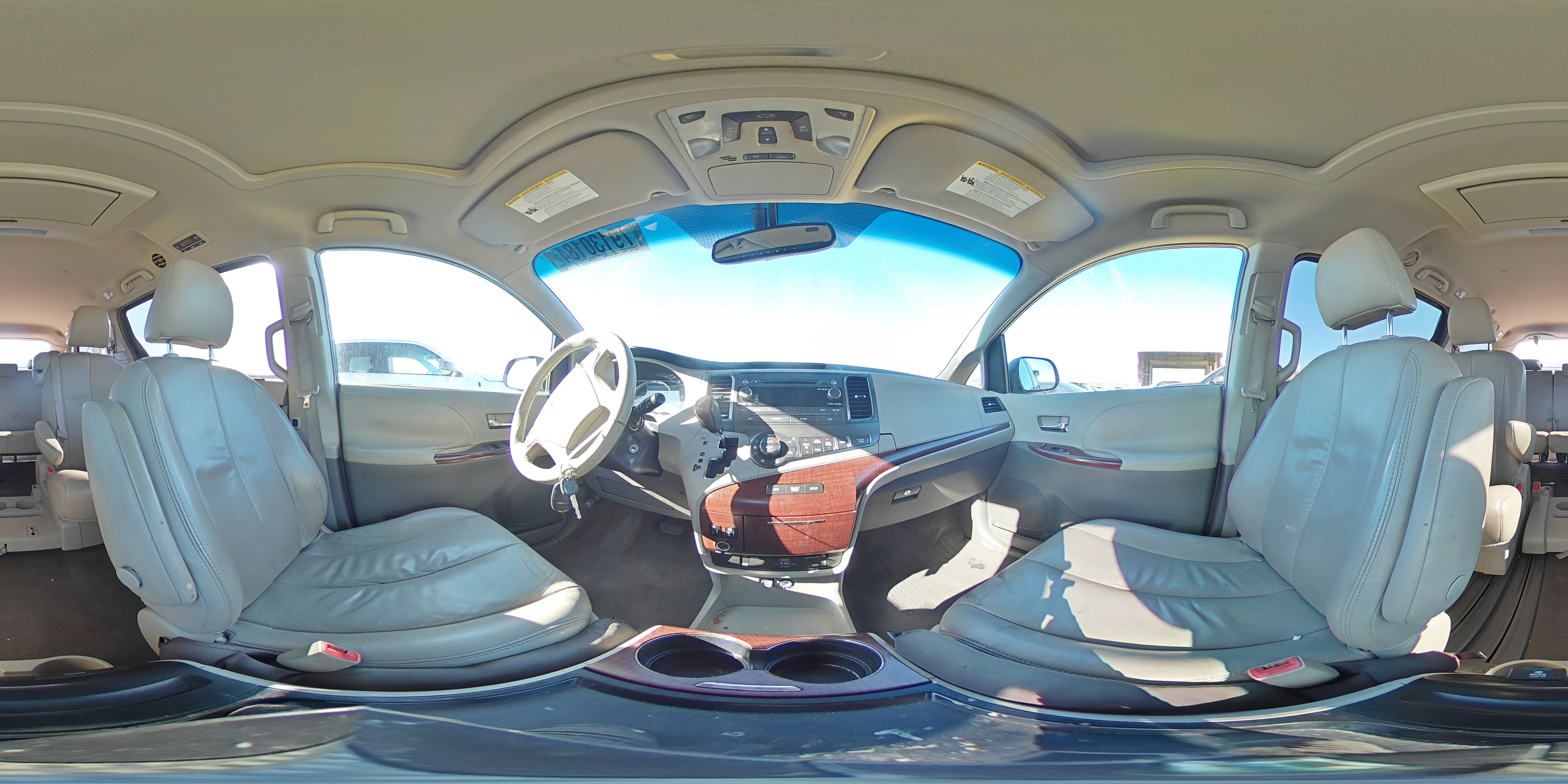 2011 Toyota Sienna - Image 13