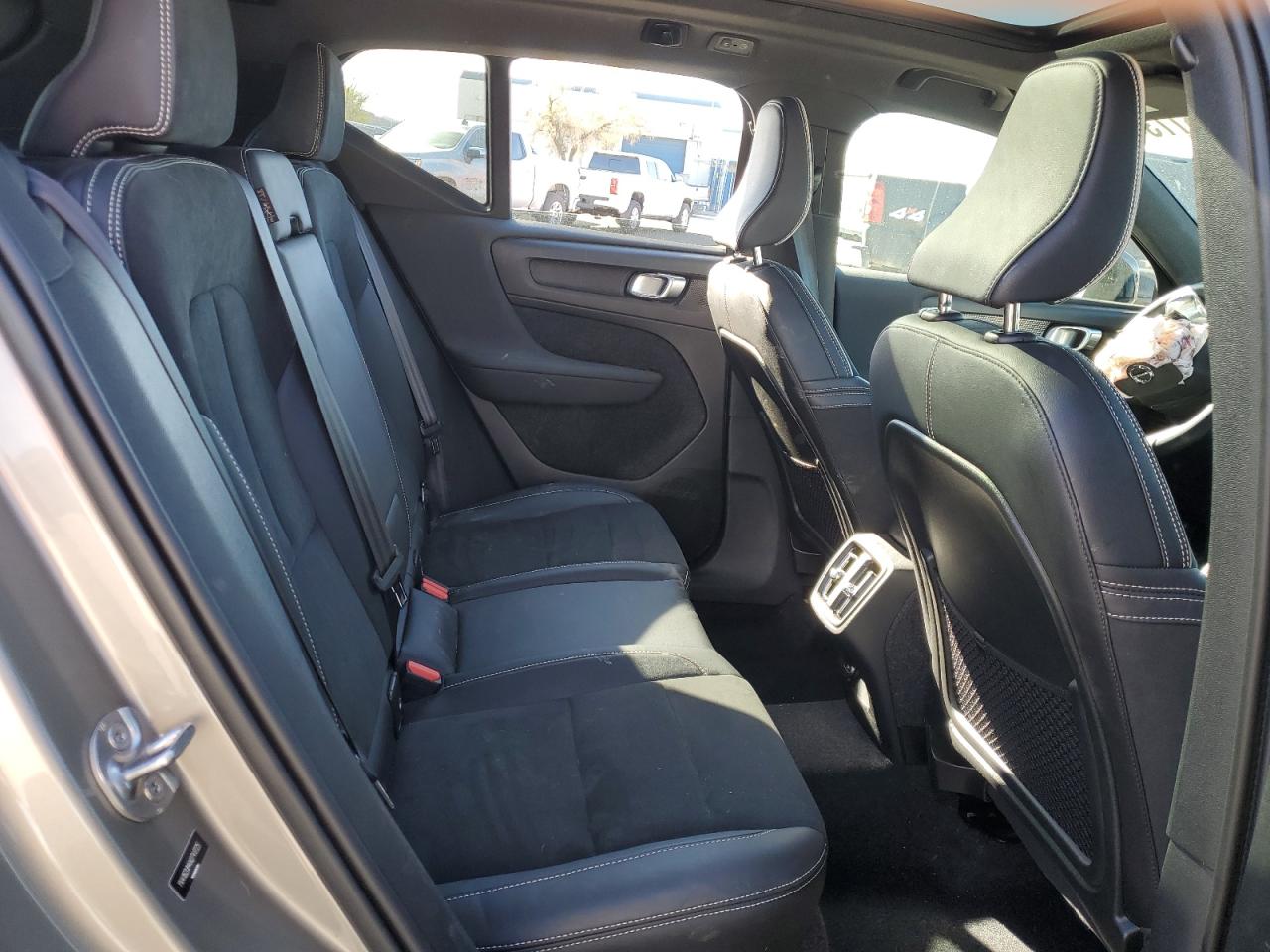 2022 Volvo Xc40 T5 R-Design VIN: YV4162UM4N2741725 Lot: 79957734