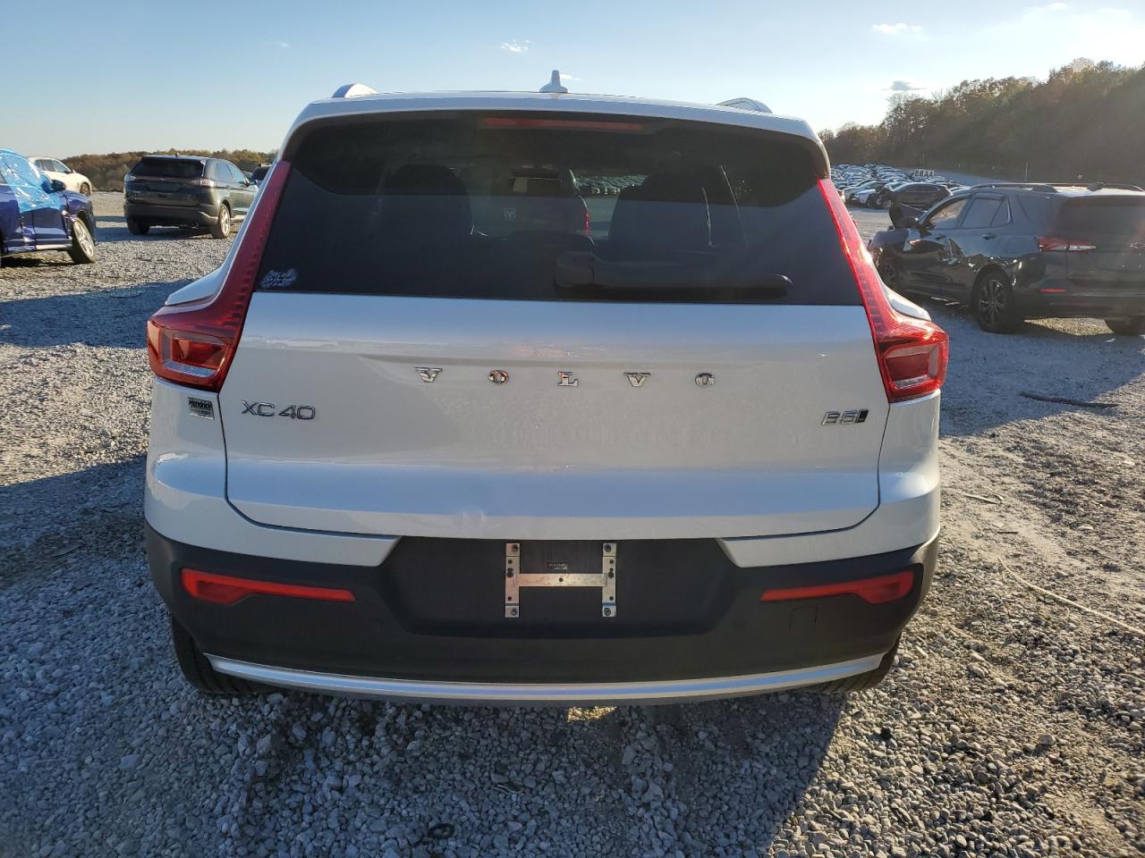 2023 Volvo XC40 - Image 6