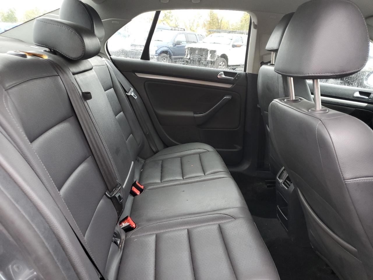2010 Volkswagen Jetta - Image 10