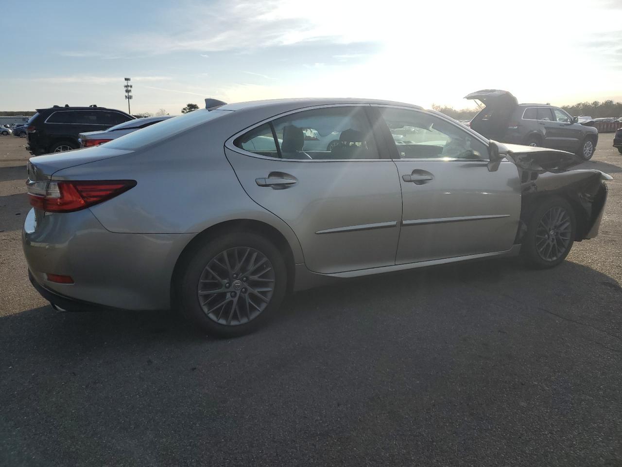 2018 Lexus ES - Image 3