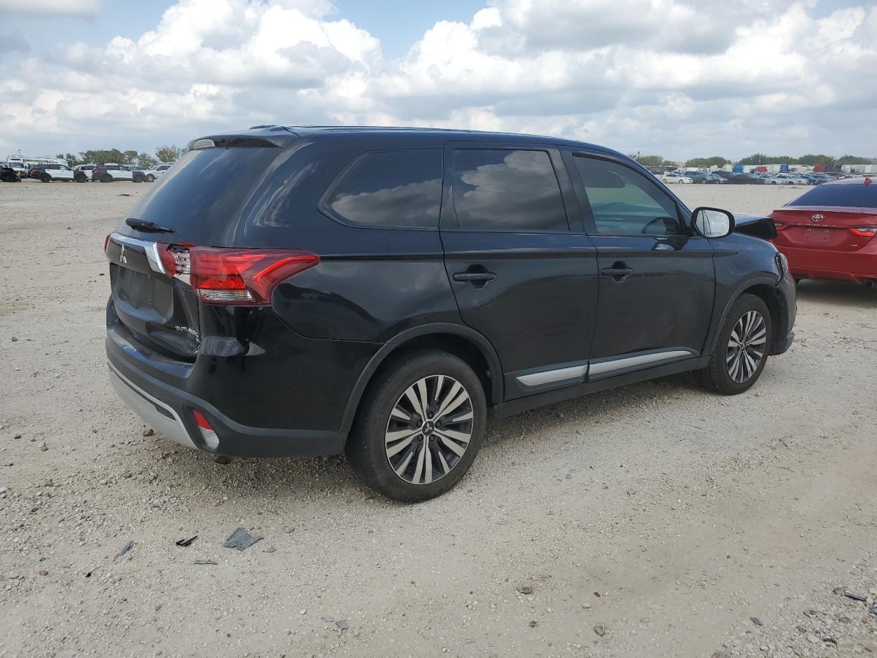 2019 Mitsubishi Outlander - Image 3