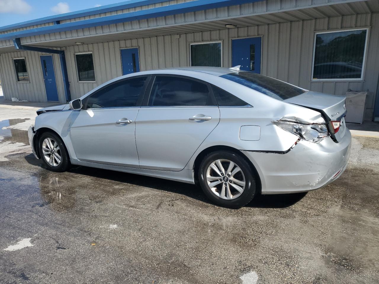 2012 Hyundai Sonata - Image 2