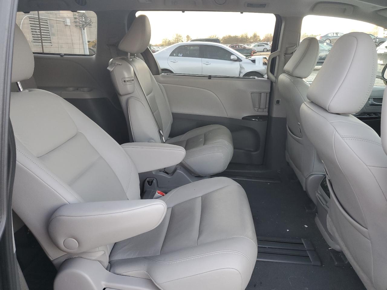 2020 Toyota Sienna - Image 11