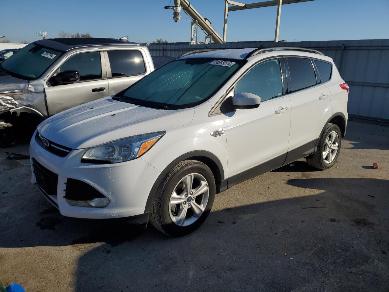 VIN 1FMCU0GX0GUC56075 2016 FORD ESCAPE no.1