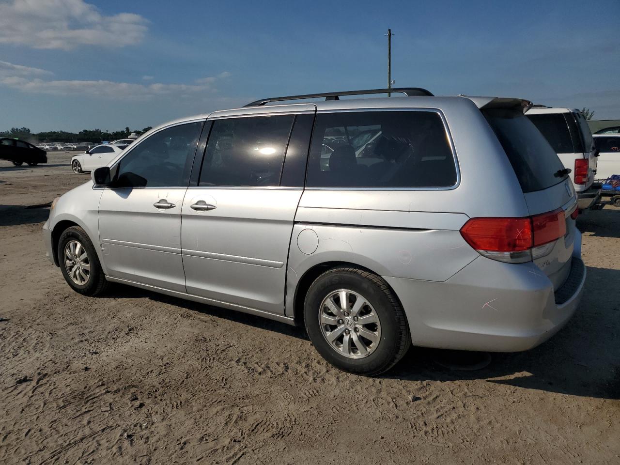 2010 Honda Odyssey - Image 2