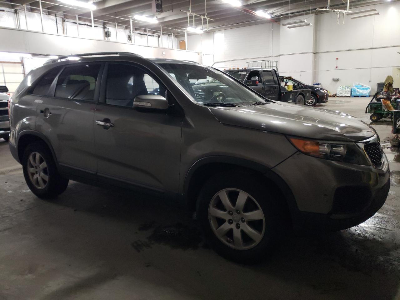 VIN 5XYKT4A29DG337709 2013 KIA SORENTO no.4