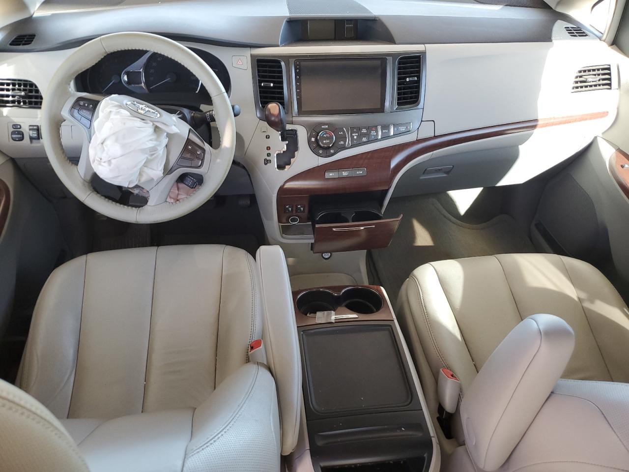 2014 Toyota Sienna - Image 8