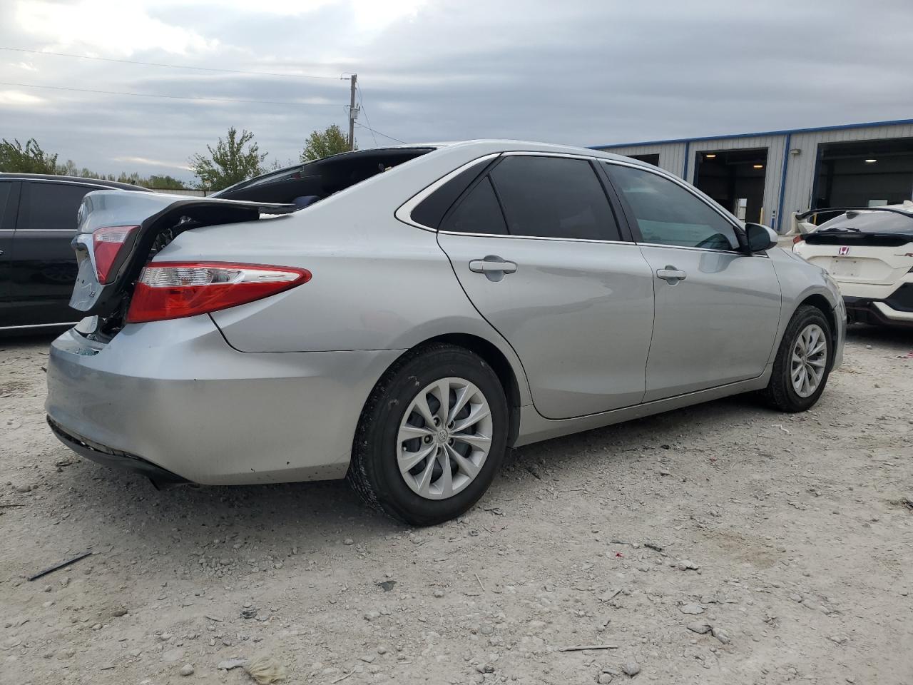 VIN 4T4BF1FK3GR580225 2016 TOYOTA CAMRY no.3