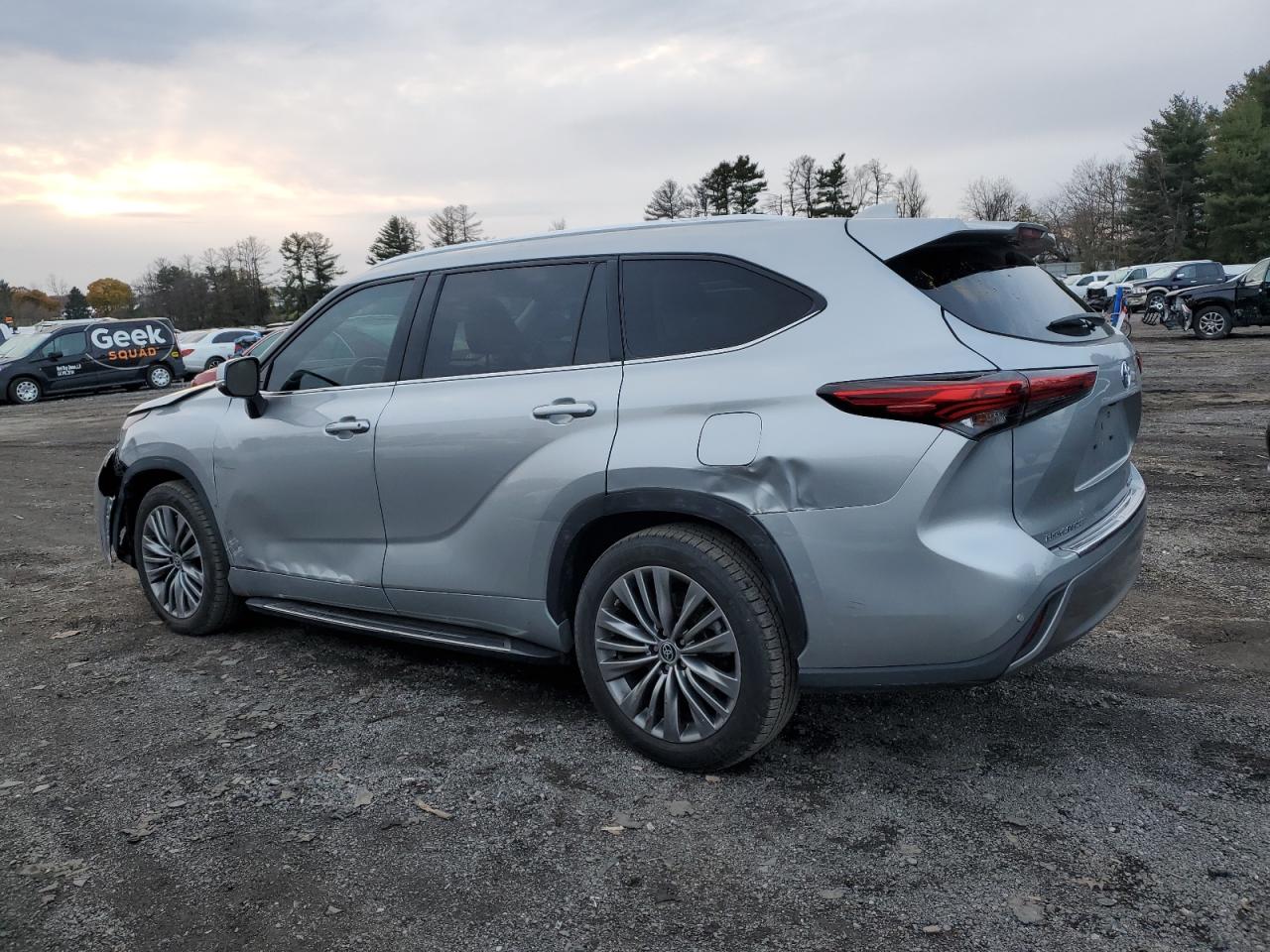 2022 Toyota Highlander - Image 2