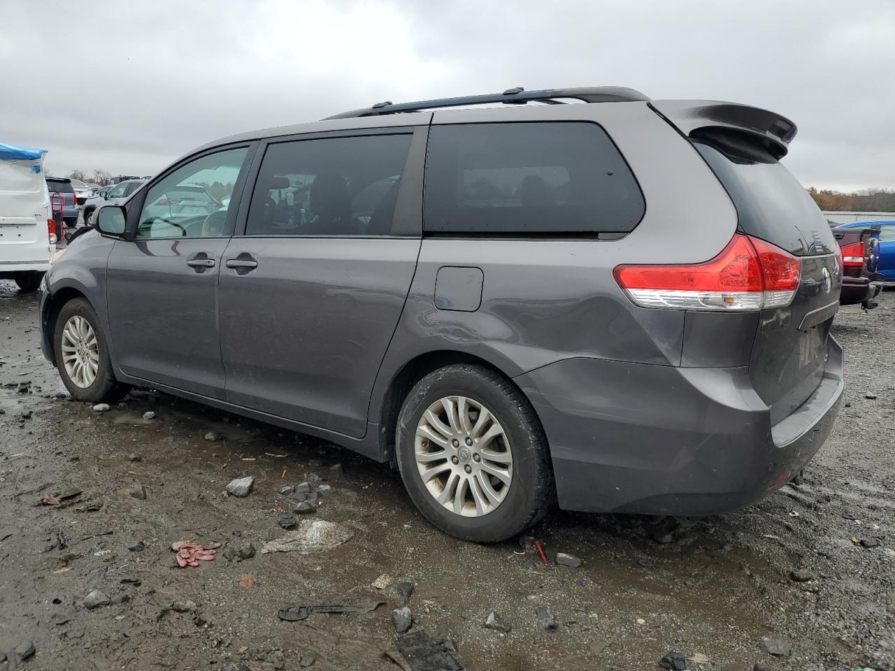 2012 Toyota Sienna - Image 2