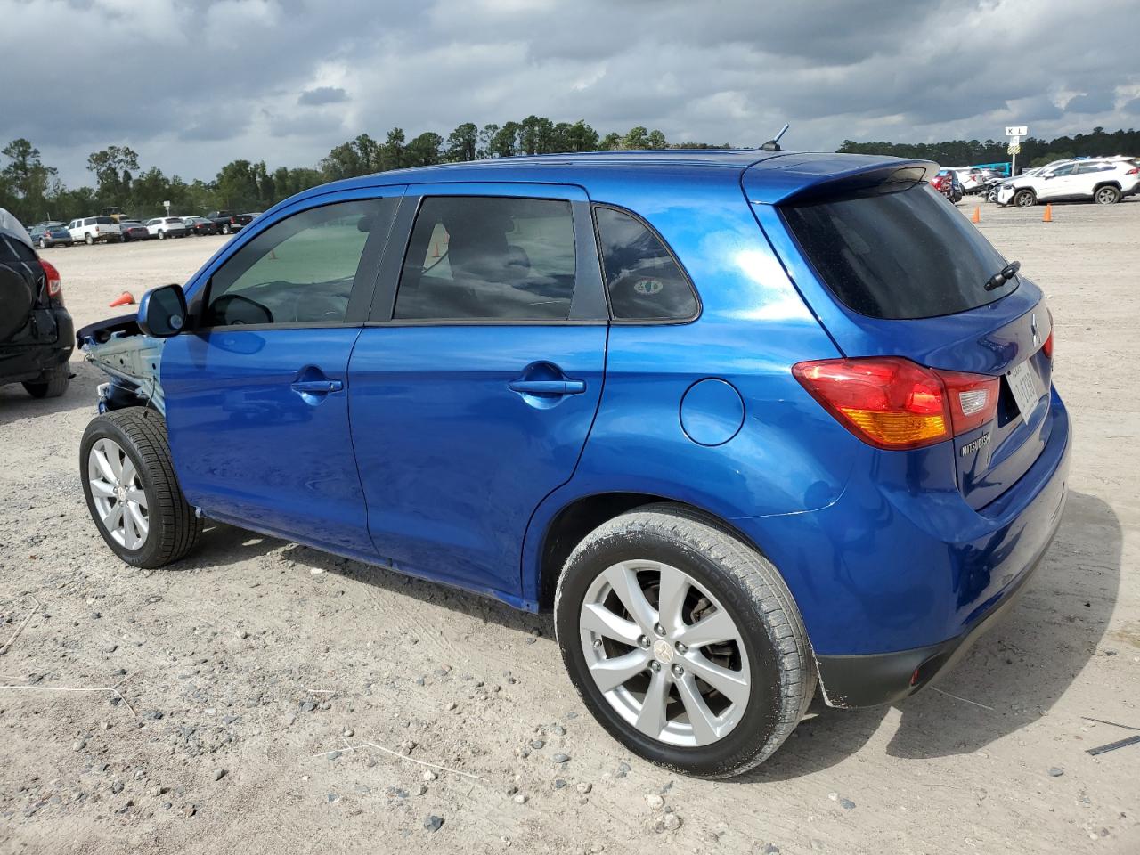 2015 Mitsubishi Outlander - Image 2