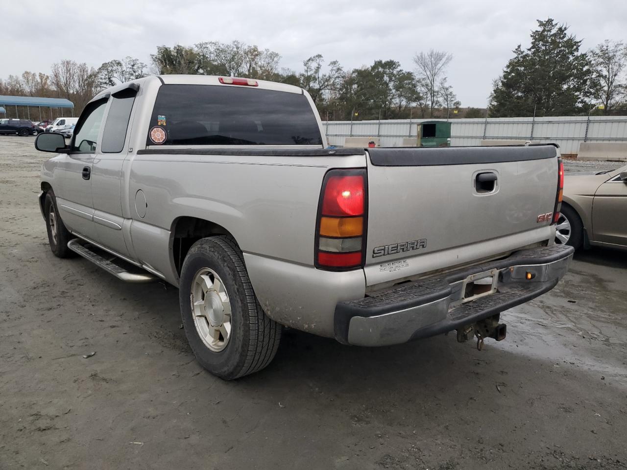 2005 GMC Sierra - Image 2