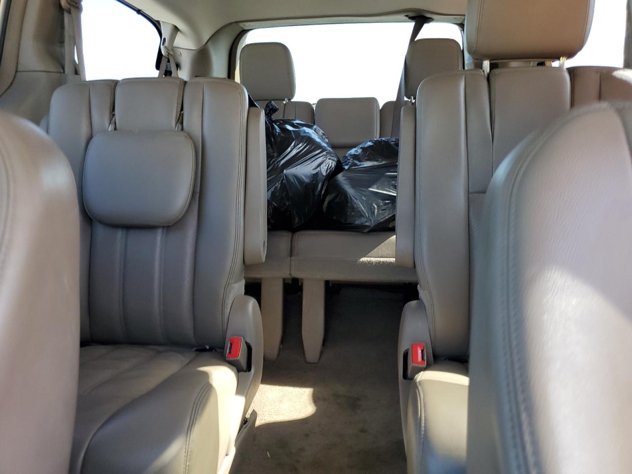 2013 Chrysler Town & Country - Image 10