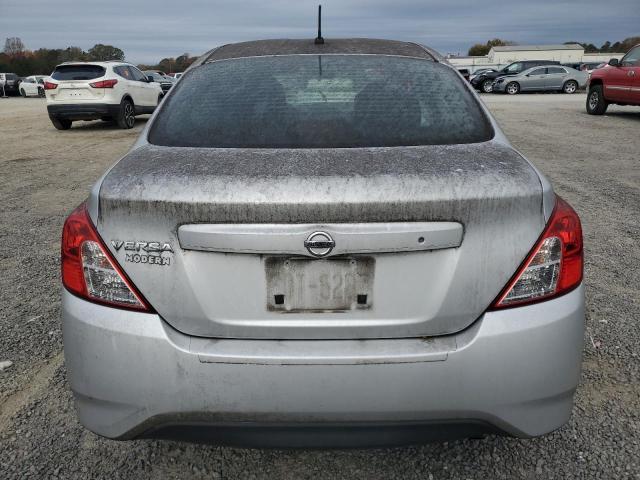  NISSAN VERSA 2018 Сріблястий