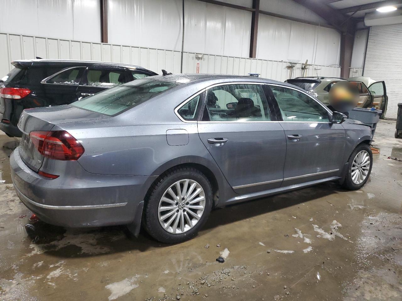 2017 Volkswagen Passat - Image 3