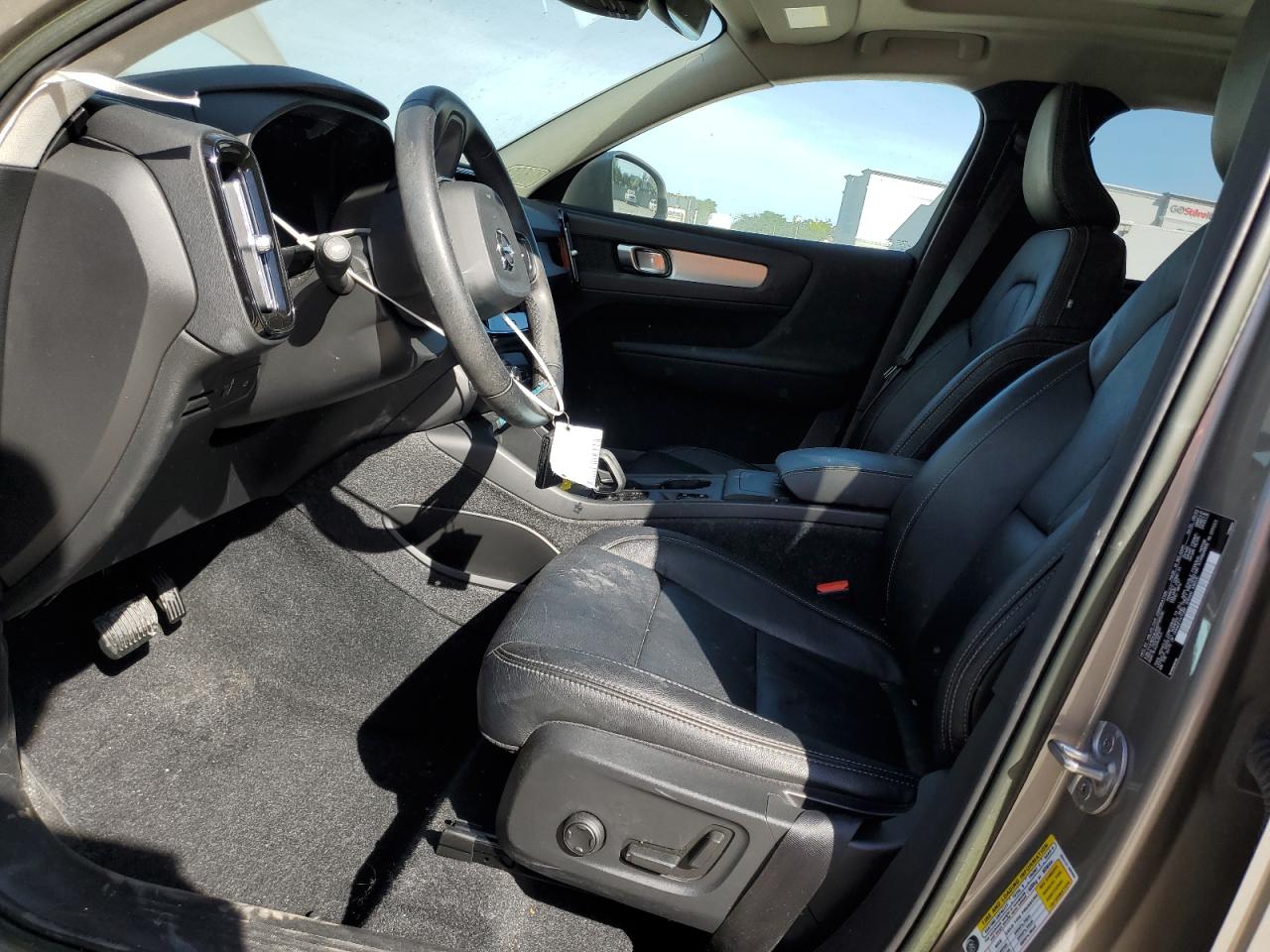 2022 Volvo XC40 - Image 7