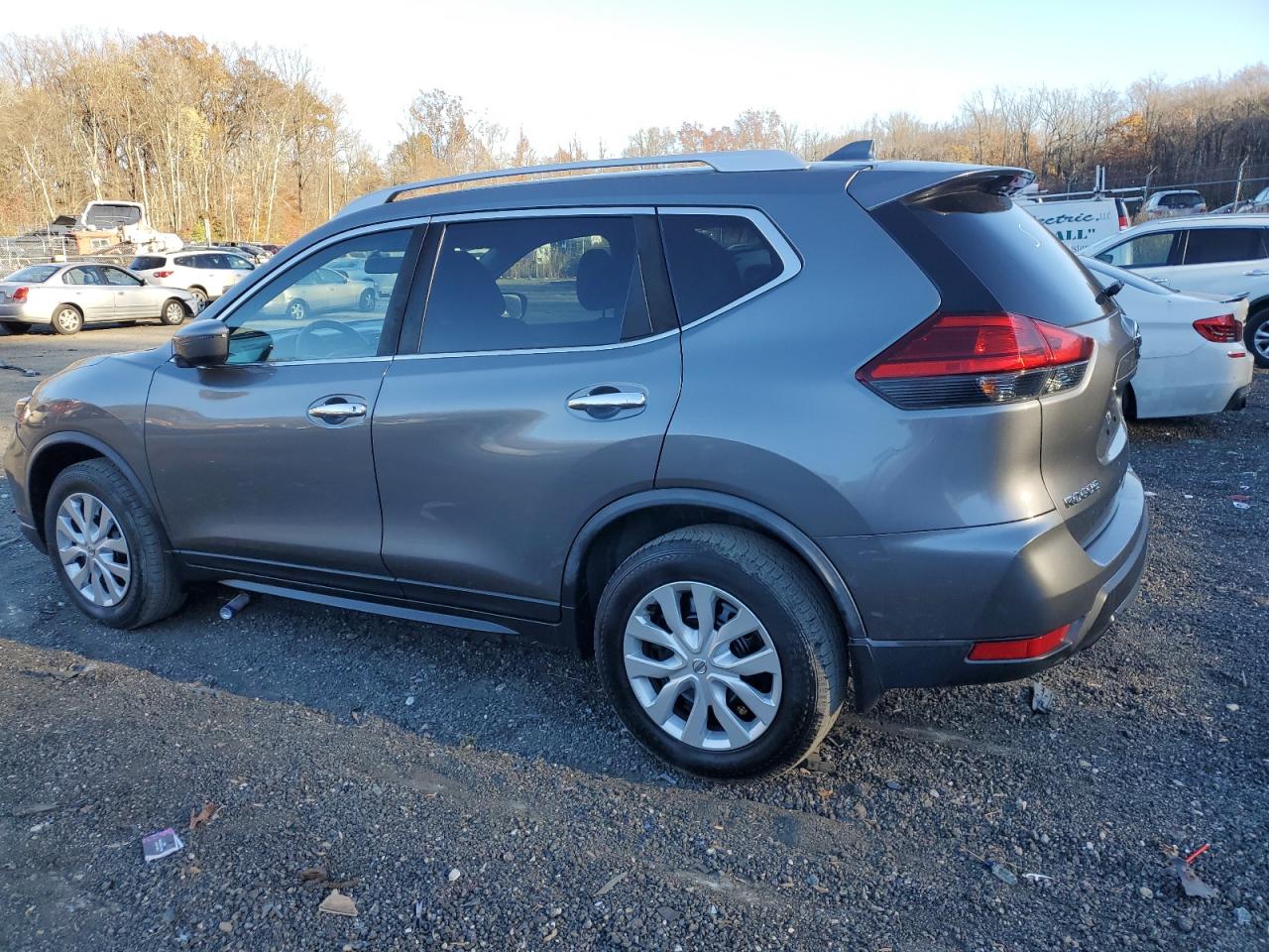 2017 Nissan Rogue - Image 2