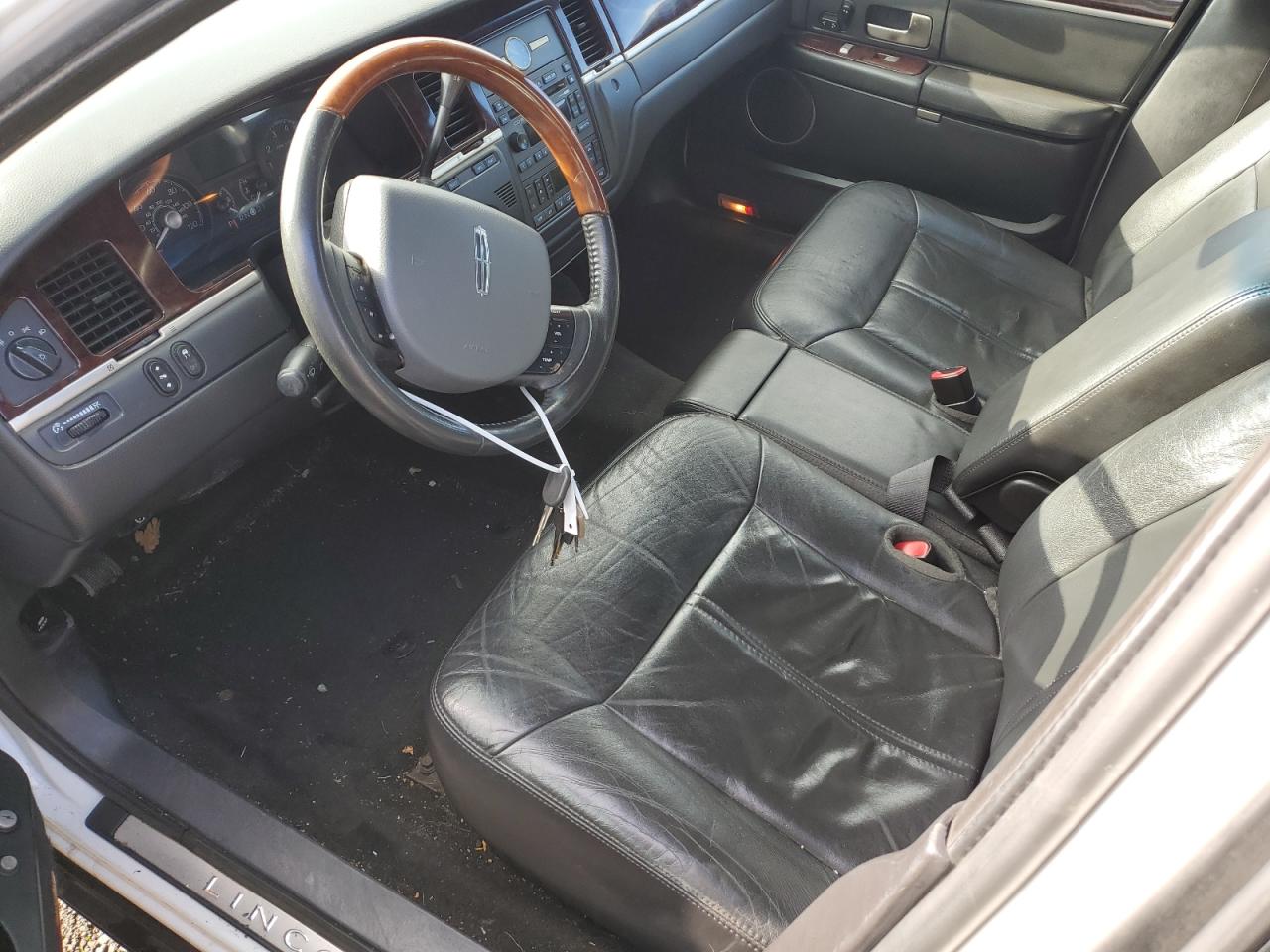 2011 Lincoln Town Car - Image 7