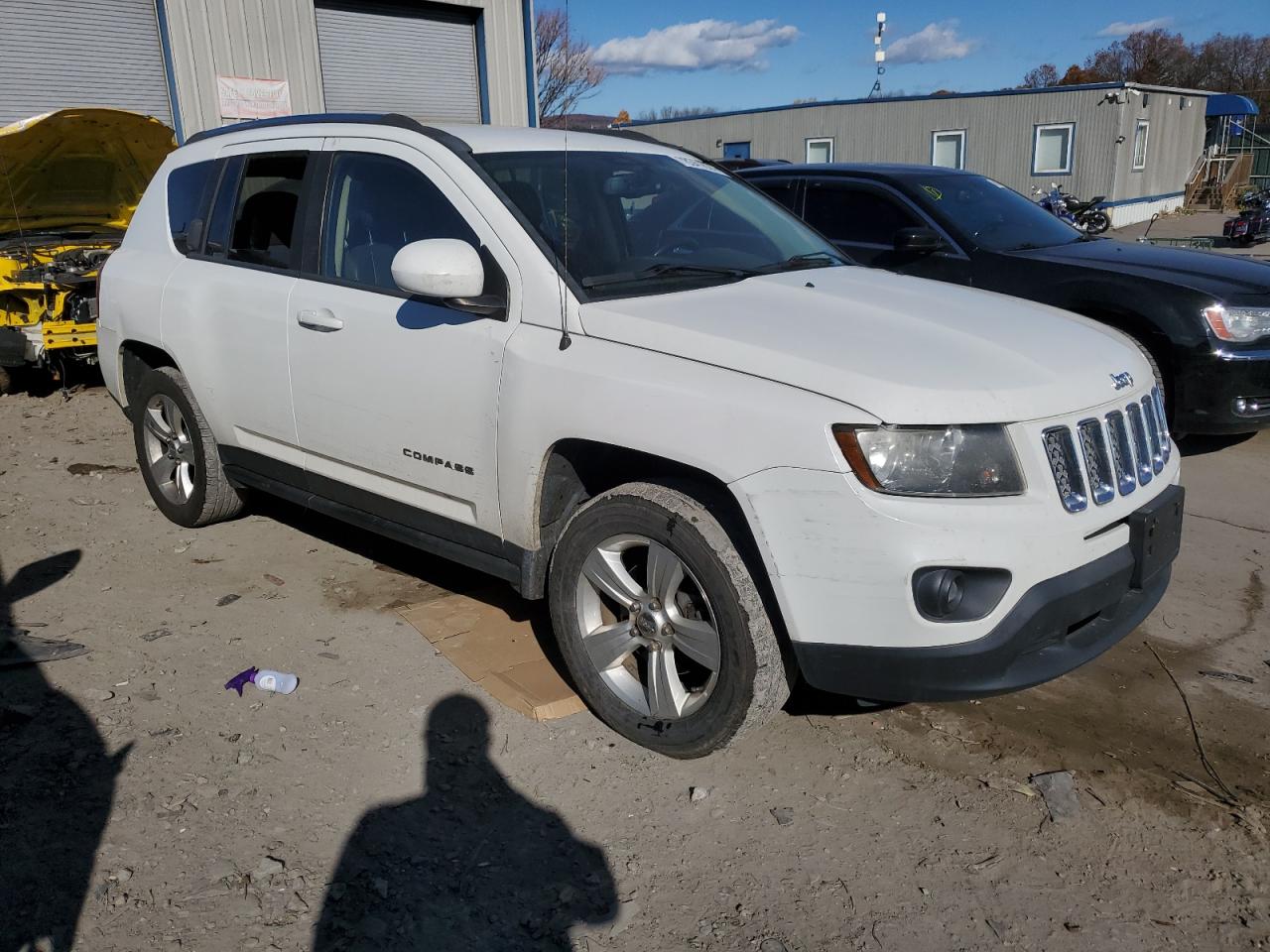 VIN 1C4NJDEB3ED642233 2014 JEEP COMPASS no.4