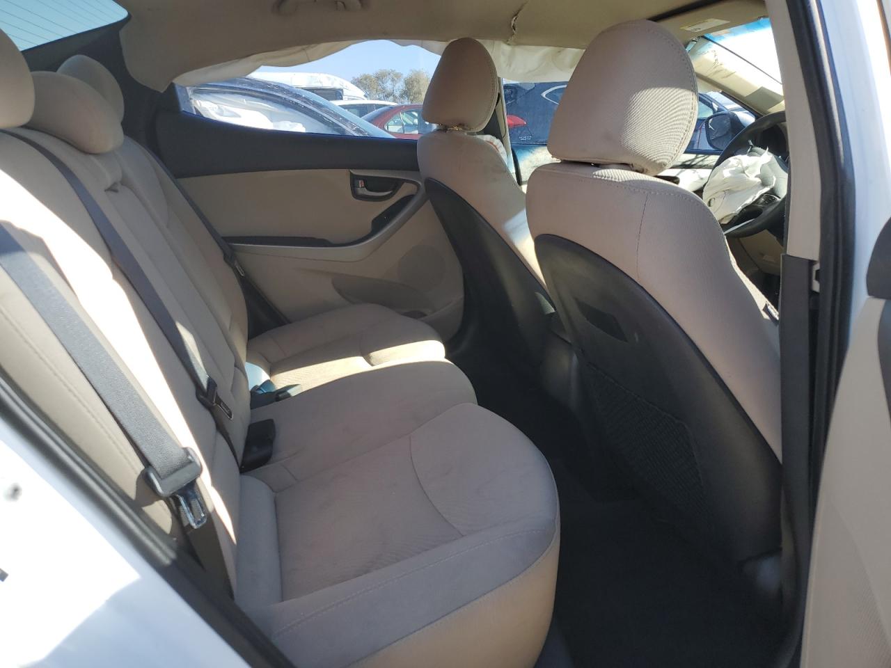 2016 Hyundai Elantra - Image 10