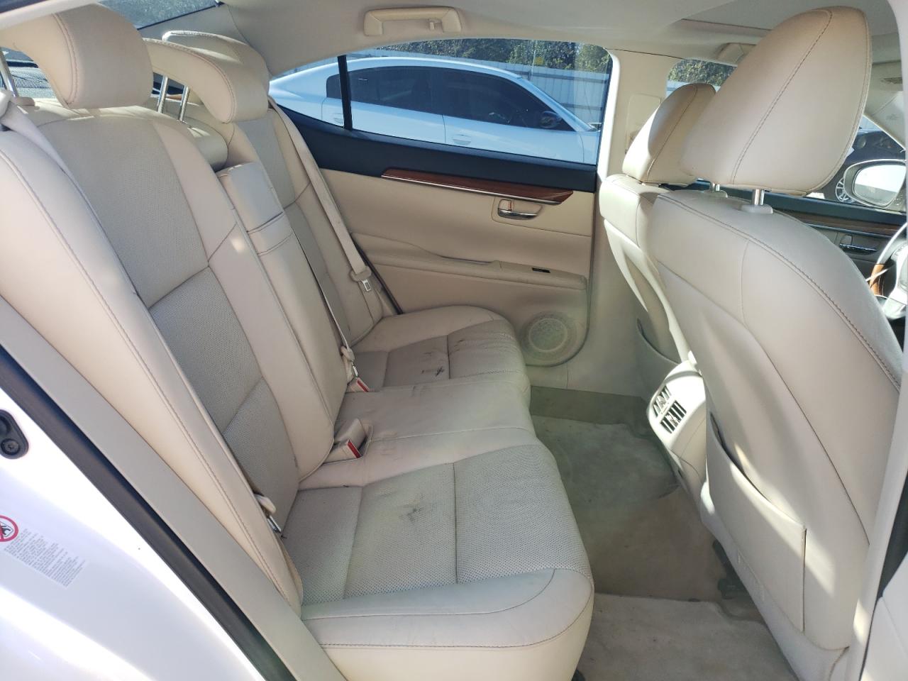 2015 Lexus ES - Image 10
