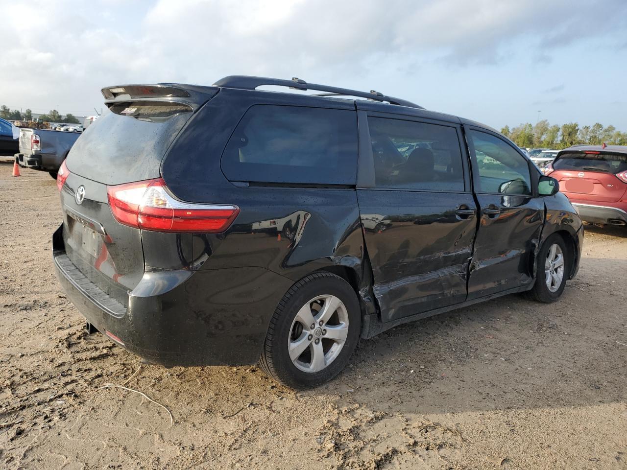 2017 Toyota Sienna - Image 3