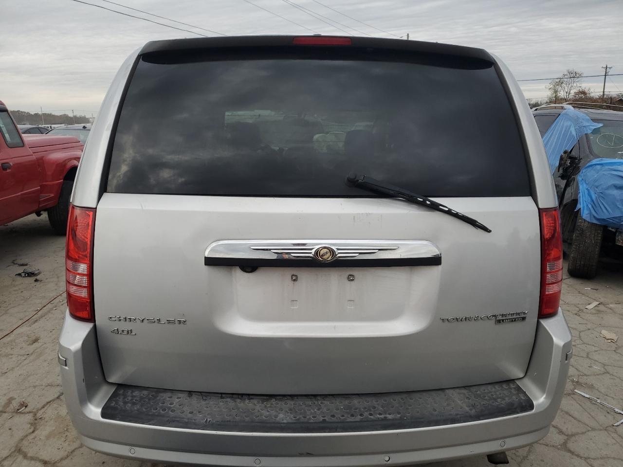 2010 Chrysler Town & Country - Image 6