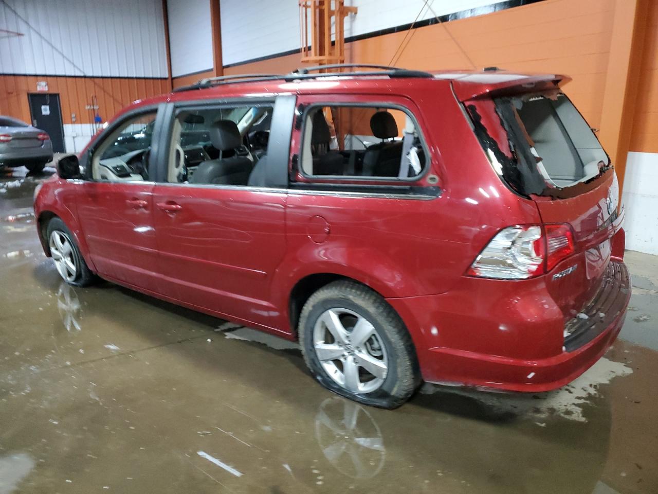 2009 Volkswagen Routan - Image 2