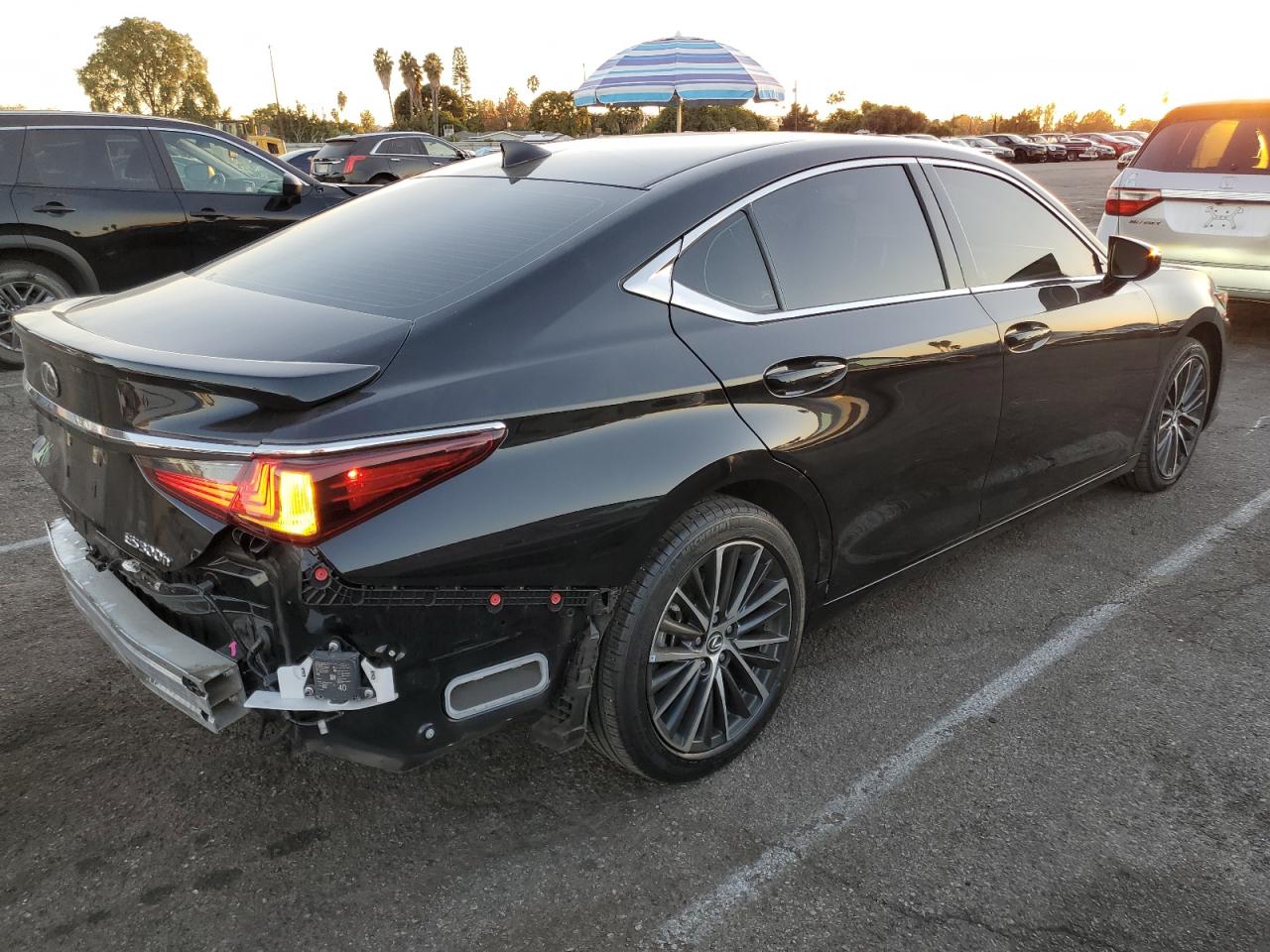 2023 Lexus ES - Image 3
